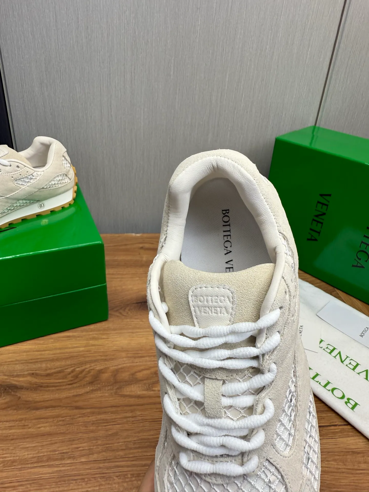 Men's men's shoes 💰660💰Pili BV top version 𝘽𝙊𝙏𝙏𝙀𝙂𝘼 𝙑𝙀𝙉𝙀𝙏𝘼 Orbit sneakers Wang Yibo same style couple style dad shoes 🩷💚 Runner sneakers, made of lightweight technical mesh fabric. Features a geometric patterned rubber outsole. Pay attention to the package craftsmanship ❕ High version shipping ❗️ Very nice, durable to play with and durable to make ✔️ Standard version 💯💯 The outsole is made of color-blocked TPU outsole. Women’s model 35-41 (40 41 customized) Men’s model 39-46 (45.46 customized) Equipped with original packaging